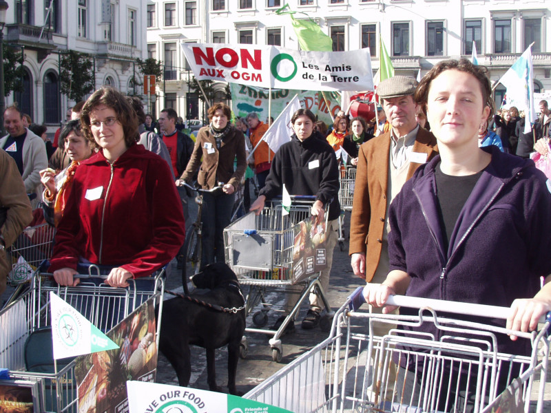 GMO_Brussels_Trolley_action2_100902