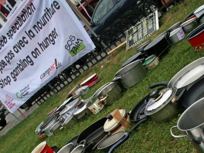 food_spec_pots_action_close-up_sep2012