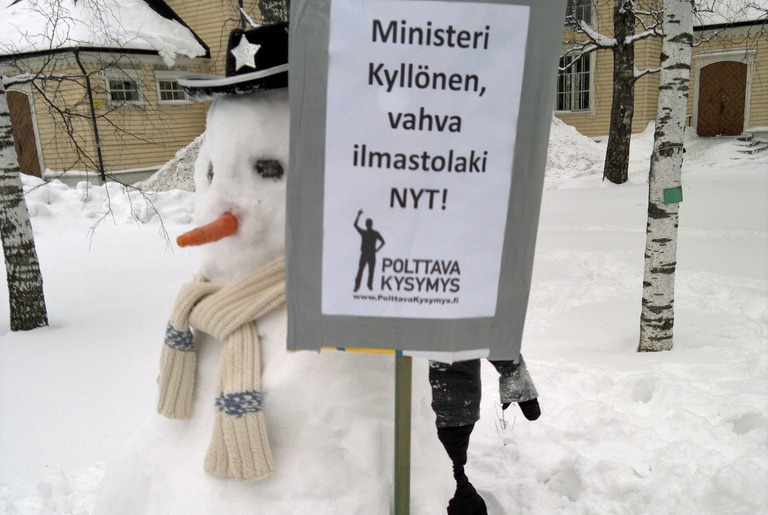 Snowmen join Finnish climate bill campaign