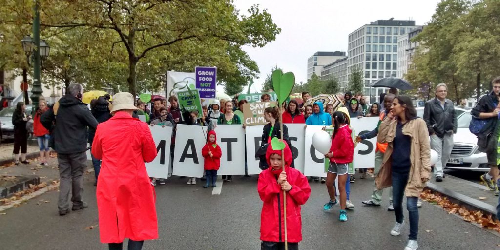 Thousands march ahead of crunch climate talks
