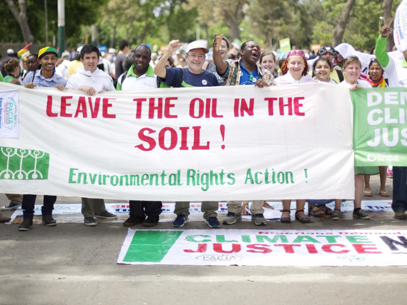 leave_oil_in_soil_lima_dec14