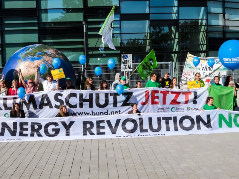 calling_for_energy_revolution_at_the_un_climate_talks_in_bonn_c_foee