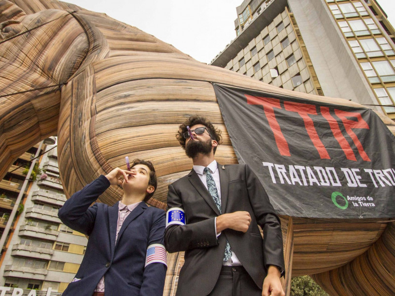 trojan_horse_spain_victorbarro