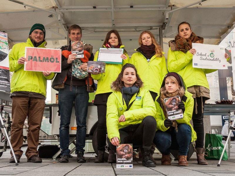 Awareness-raising about palm oil on buy nothing day (c) Global 2000