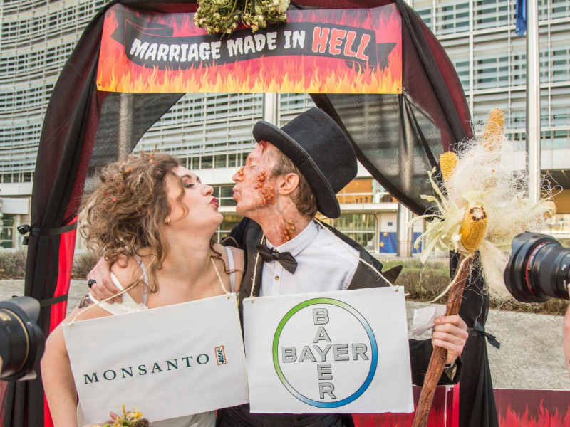 Marriage made in hell stunt (c) FoEE/Lode Saidane