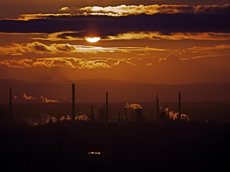 Shell factory fumes © Terry Kearney