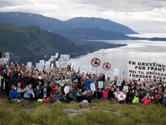 Protest at the Førde fjord (c) Luka Tomac