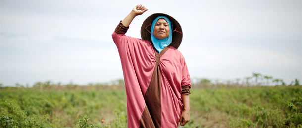 Ibu Rumsiah, defender of farm land in Indonesia © Luka Tomac/ Friends of the Earth International