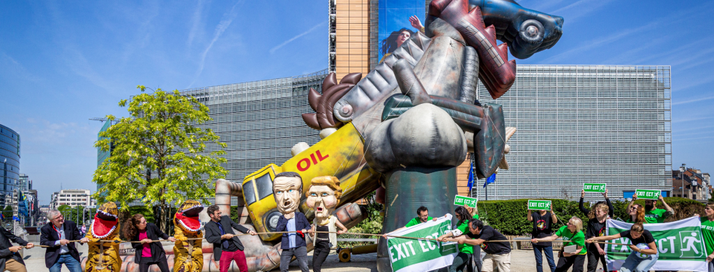 Giant ‘ECT-Rex’ dinosaur stops in Brussels to denounce prehistoric trade deal