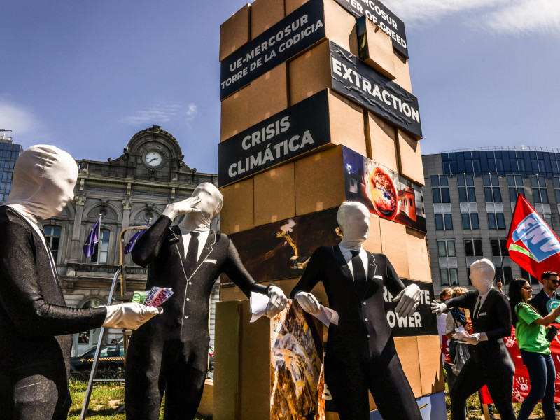 Parallel to the start of the EU-CELAC Summit, activists built and tore down a giant “EU-Mercosur Greed Jenga Tower” in front of the European Parliament, calling on policy-makers to stop the EU-Mercosur trade deal. (c) Johanna de Tessieres.
