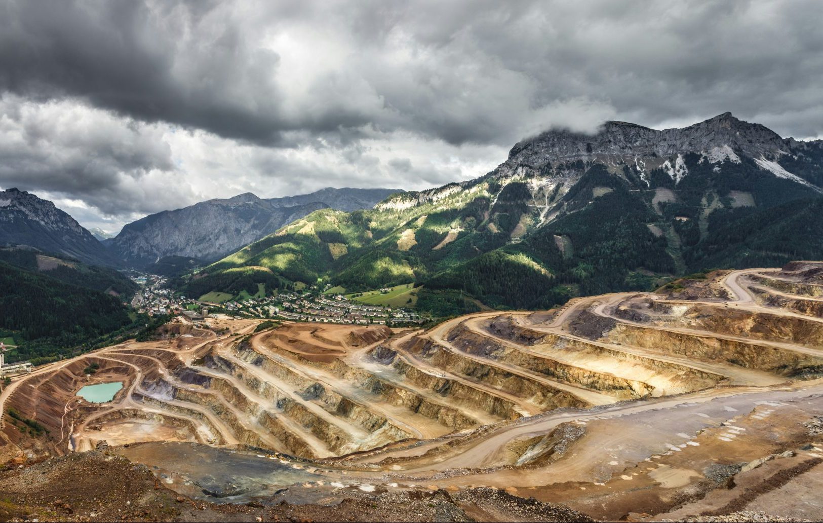 Landscape with big open pit mine. (c) Sebastian Pichler, Unsplash