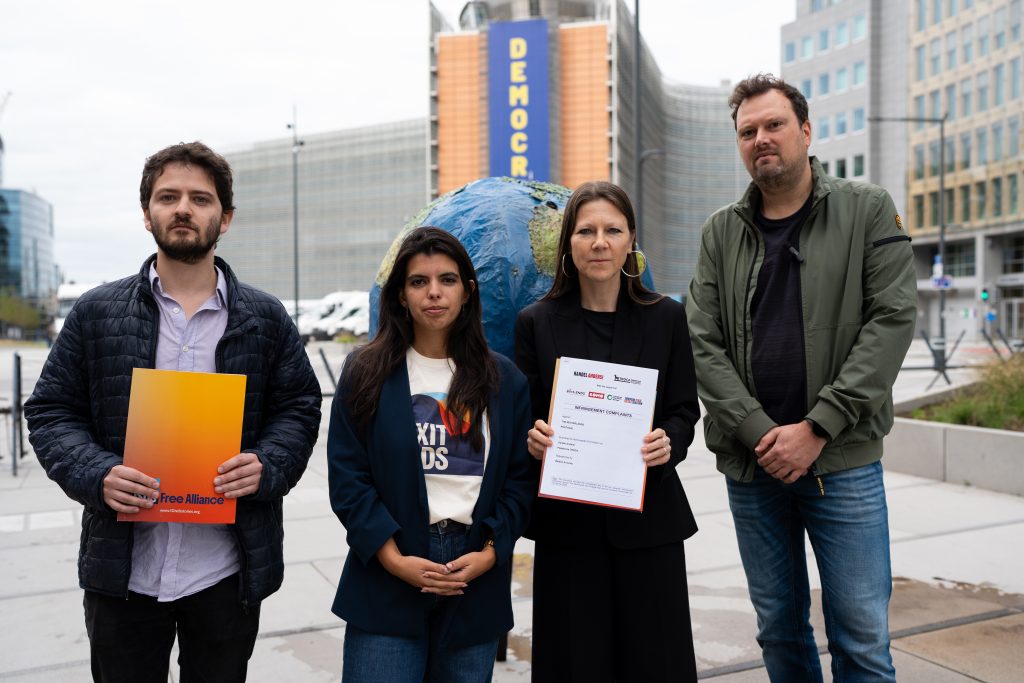 Representatives of SOMO, Handel Anders! & TROCA with MEP Catarina Vieira (c) Friends of the Earth Europe / Marta Pausilli