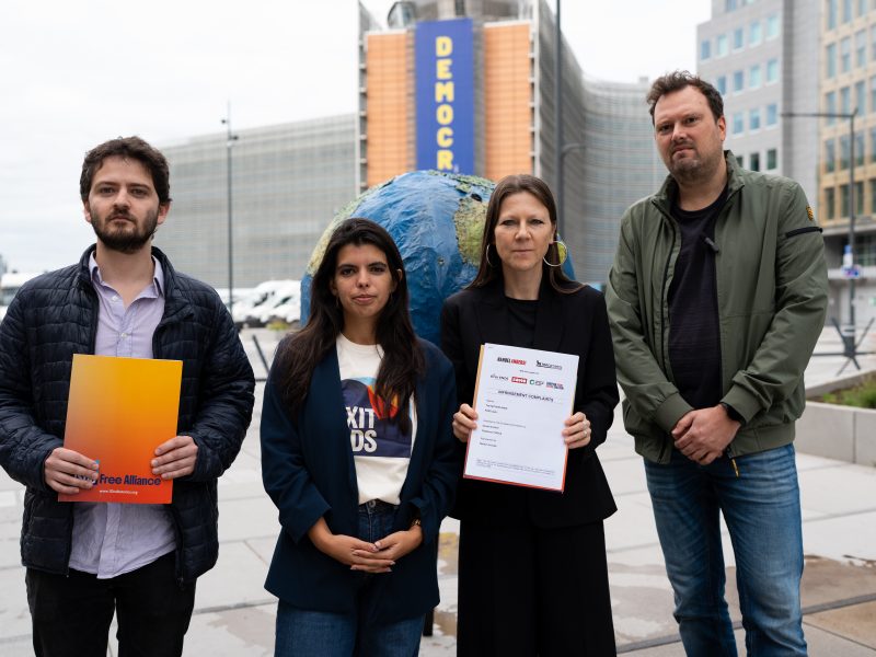Representatives of SOMO, Handel Anders! & TROCA with MEP Catarina Vieira (c) Friends of the Earth Europe / Marta Pausilli